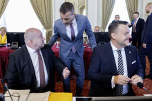 Na snímke sprava minister investícií, regionálneho rozvoja a informatizácie Samuel Migaľ (nominant Smeru), minister školstva, výskumu, vývoja a mládeže Tomáš Drucker (Hlas) a minister cestovného ruchu a športu Rudolf Huliak (nominant Smeru) počas rokovania vlády. FOTO: TASR/Martin Baumann