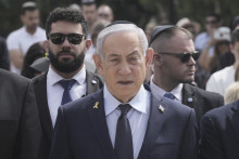Izraelský premiér Benjamin Netanjahu počas ceremoniálu kladenia vencov pri príležitosti spomienkového dňa na pamiatku obetí holokaustu v Jeruzaleme. FOTO: TASR/AP