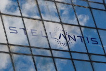 Logo spoločnosti Stellantis na budove spoločnosti v Poissy neďaleko Paríža vo Francúzsku. FOTO: Reuters