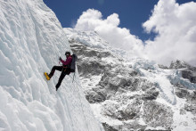 Nepál by mal vydávať povolenia pre výstup na Mount Everest len horolezcom, ktorí zdolali aspoň jeden zo sedemtisícových vrcholov v tejto himalájskej krajine. FOTO: Reuters