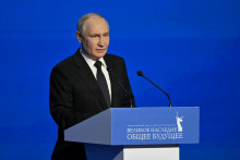 Ruský prezident Vladimir Putin predniesol prejav na fóre „Veľké dedičstvo. Spoločná budúcnosť“, ktoré sa konalo z iniciatívy Parlamentného zhromaždenia Bieloruska a Ruska pri príležitosti blížiaceho sa 80. výročia víťazstva nad nacistickým Nemeckom v druhej svetovej vojne vo Volgograde. FOTO: Reuters