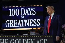 Americký prezident Donald Trump sa zúčastnil zhromaždenia pri príležitosti svojho 100. dňa v úrade na Macomb Community College vo Warrene v Michigane. FOTO: Reuters