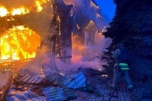 Záchranár pracuje na mieste útoku ruského dronu uprostred ruského útoku na Ukrajinu v Dnipre. FOTO: Reuters