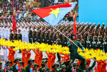 Vietnamské jednotky pochodujú počas prehliadky na pamiatku 50. výročia pádu Saigonu v Hočiminovom Meste. FOTO: Reuters
