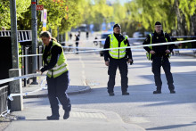 Policajti na mieste streľby v centre švédskeho mesta Uppsala. FOTO: TASR/AP