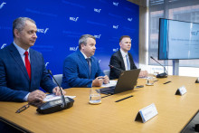 Na snímke zľava člen Rady pre rozpočtovú zodpovednosť Martin Šuster, predseda RRZ Ján Tóth a člen RRZ Juraj Kotian. FOTO: TASR/Jakub Kotian