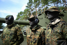 Ukrajinská armáda sa v snahe doplniť početné stavy čoraz častejšie obzerá po zahraničí. Skupina nadšených interbrigadistov zo začiatku vojny sa už značne preriedila, trendom posledných mesiacov sú tak práve profesionáli z Latinskej Ameriky. FOTO: REUTERS