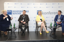 O transakčnej dani na konferencii diskutovali zľava moderátorka a daňová poradkyňa Alica Orda Oravcová, partner advokátskej spoločnosti Arden Legal & Tax Martin Mičák, hlavná štátna radkyňa na ministerstve financií lldiko Virágová Milkovičová a riaditeľ malých a stredných podnikov vo VÚB banke Štefan Barna.

FOTO: HN/Peter Mayer