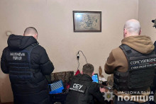 Špecialisti na kybernetickú bezpečnosť z ukrajinskej bezpečnostnej služby pracujú na neznámom mieste na Ukrajine. FOTO: Reuters/Štátna bezpečnostná služba Ukrajiny