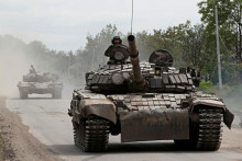 Fínsky vyššie postavený vojenský činiteľ podľa The Wall Street Journal uviedol, že z takmer 300 tankov T-90 M vyrobených ročne Rusko skoro žiadne neposiela na front, ale necháva ich na svojej pôde pre neskoršie využitie. FOTO: REUTERS