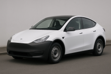 Tesla Model Y v ľudovej verzii? Aj takto by mohol vyzerať výrazne zlacnený americký crossover.