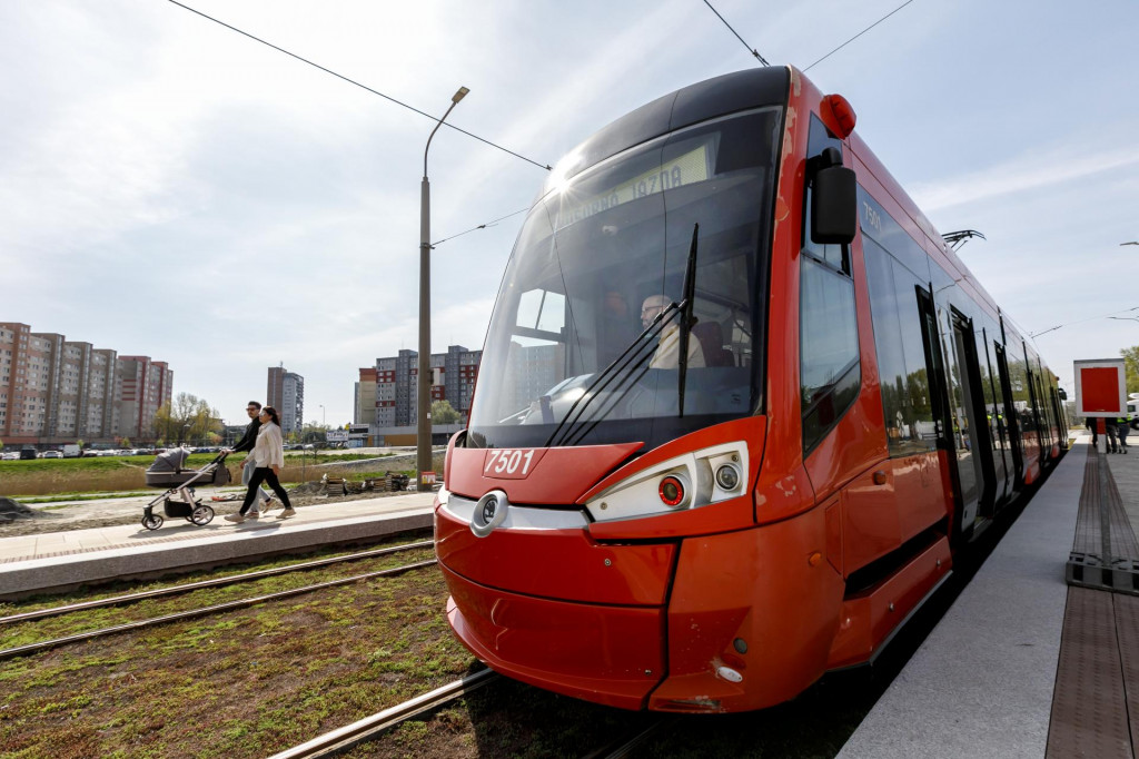 Na električkovej trati v bratislavskej Petržalke sa uskutočňujú v dvoch fázach technicko-bezpečnostné skúšky. FOTO: TASR/Dano Veselský