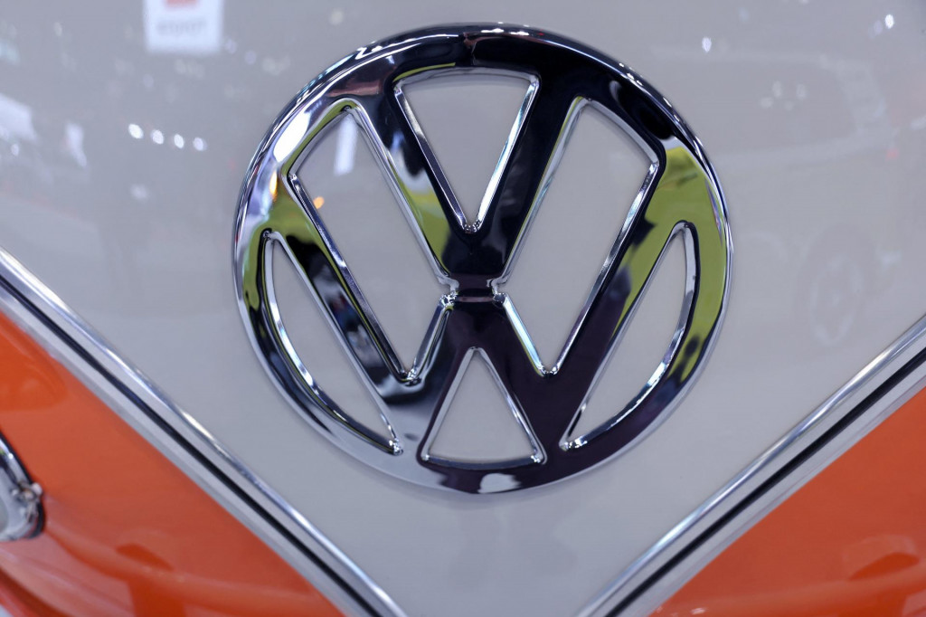 Logo automobilu Volkswagen počas Medzinárodného autosalónu v New Yorku. FOTO: Reuters