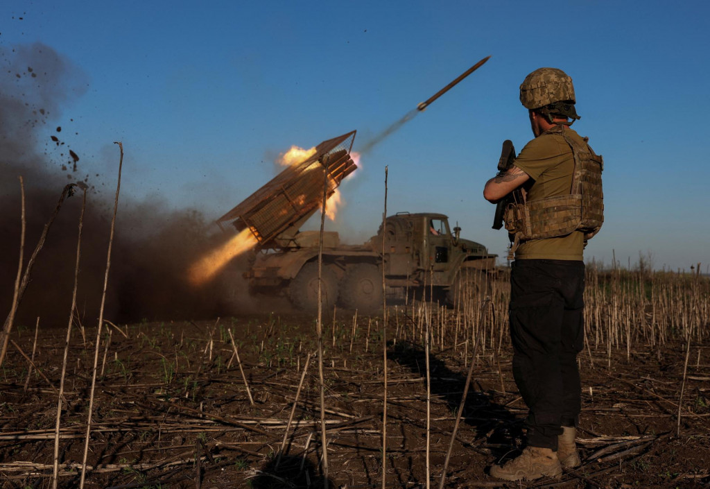 Ukrajinskí vojaci odpálili z viacnásobného raketového systému BM-21 Grad na ruské jednotky neďaleko frontového mesta Pokrovsk. FOTO: Reuters