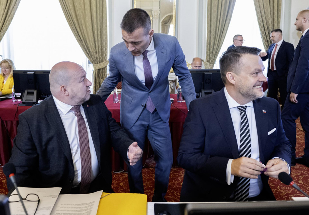 Na snímke sprava minister investícií, regionálneho rozvoja a informatizácie Samuel Migaľ (nominant Smeru), minister školstva, výskumu, vývoja a mládeže Tomáš Drucker (Hlas) a minister cestovného ruchu a športu Rudolf Huliak (nominant Smeru) počas rokovania vlády. FOTO: TASR/Martin Baumann