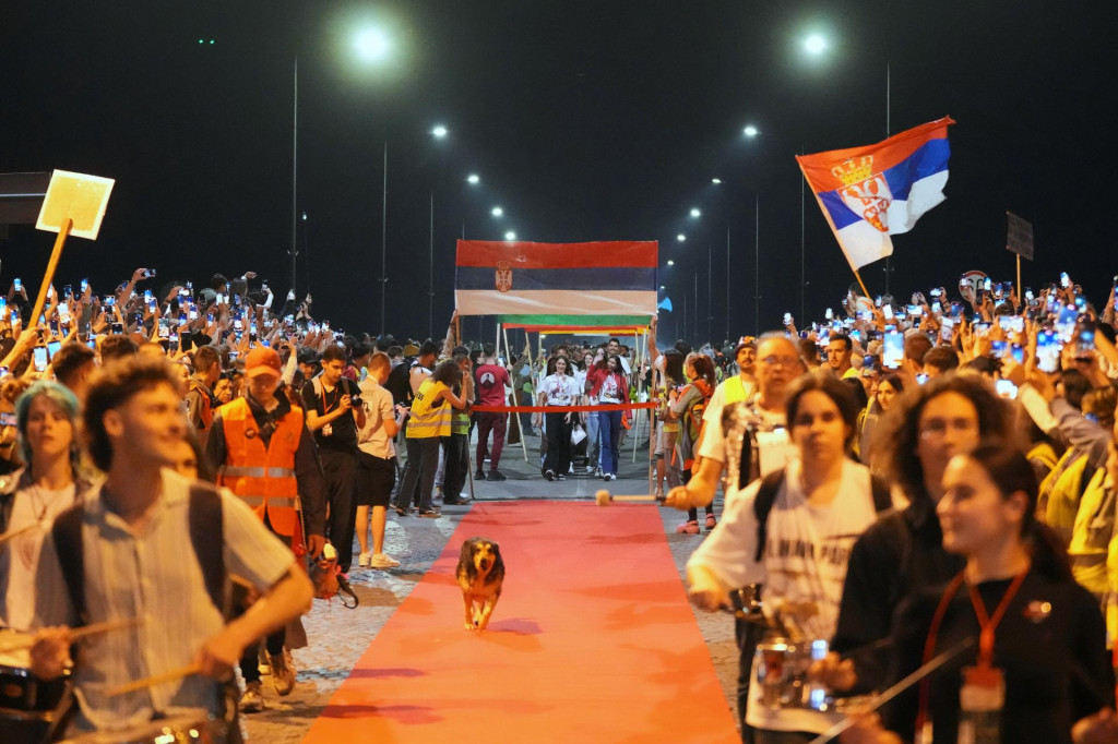 Tisíce ľudí vítajú ohňostrojmi skupinu srbských vysokoškolákov, ktorí sa vrátili z viac než 1300 kilometrov dlhej cyklojazdy zo Srbska do Štrasburgu, aby takto upozornili na svoj boj proti korupcii v krajine v Novom Sade 22. apríla 2025. Mnohí ľudia v Srbsku sú presvedčení o tom, že tragédiu v Novom Sade spôsobila nekontrolovateľná korupcia. FOTO: TASR/AP