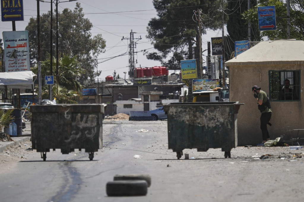 Drúzski bojovníci stoja pri kontrolnom stanovišti deň po zrážkach medzi drúzskymi a provládnymi bojovníkmi v Džaramáná, juhovýchodnom predmestí sýrskej metropoly Damask. FOTO: TASR/AP