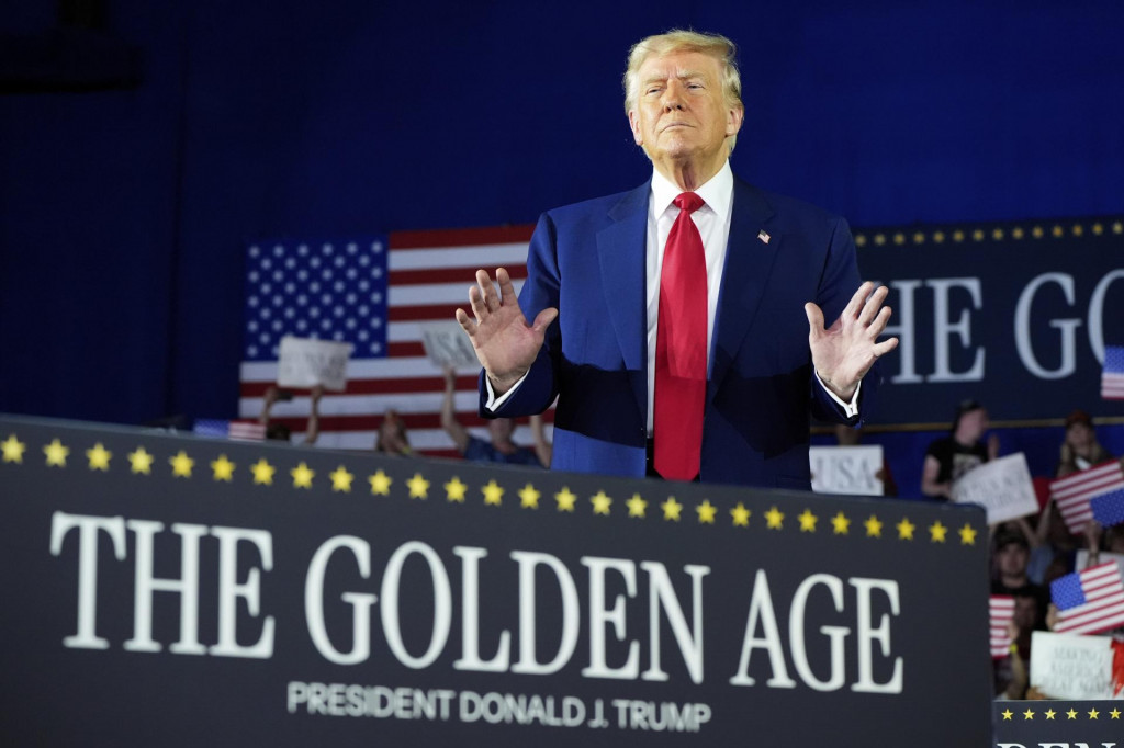 Americký prezident Donald Trump prichádza na príhovor pri príležitosti svojho stého dňa vo funkcii v meste Warren v americkom štáte Michigan. FOTO: TASR/AP