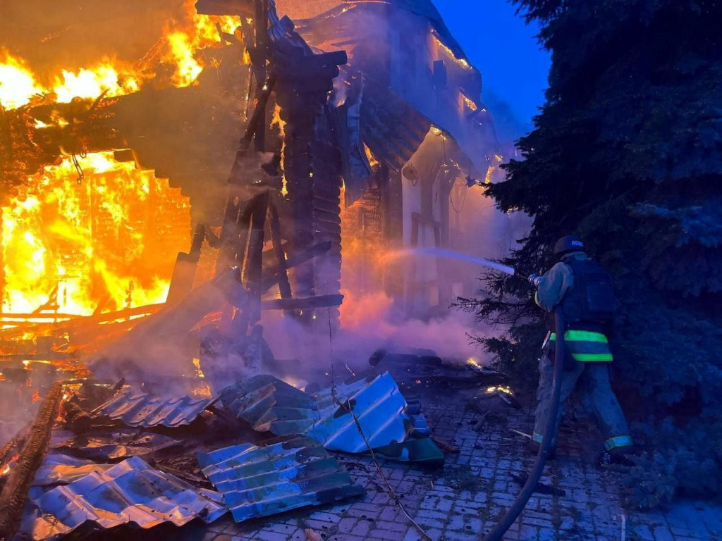 Záchranár pracuje na mieste útoku ruského dronu uprostred ruského útoku na Ukrajinu v Dnipre. FOTO: Reuters