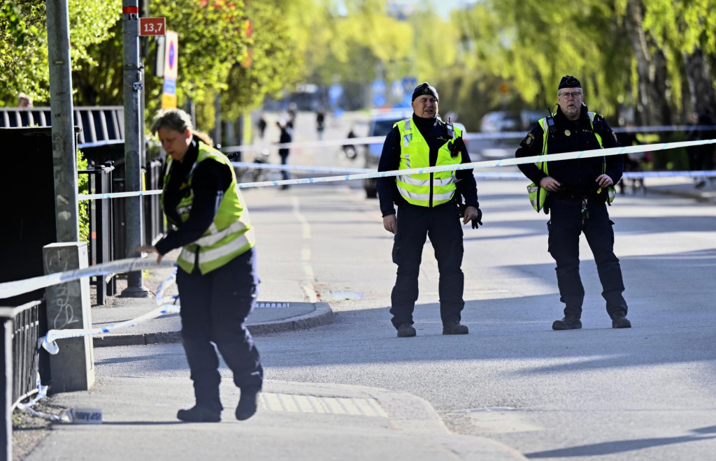 Policajti na mieste streľby v centre švédskeho mesta Uppsala. FOTO: TASR/AP
