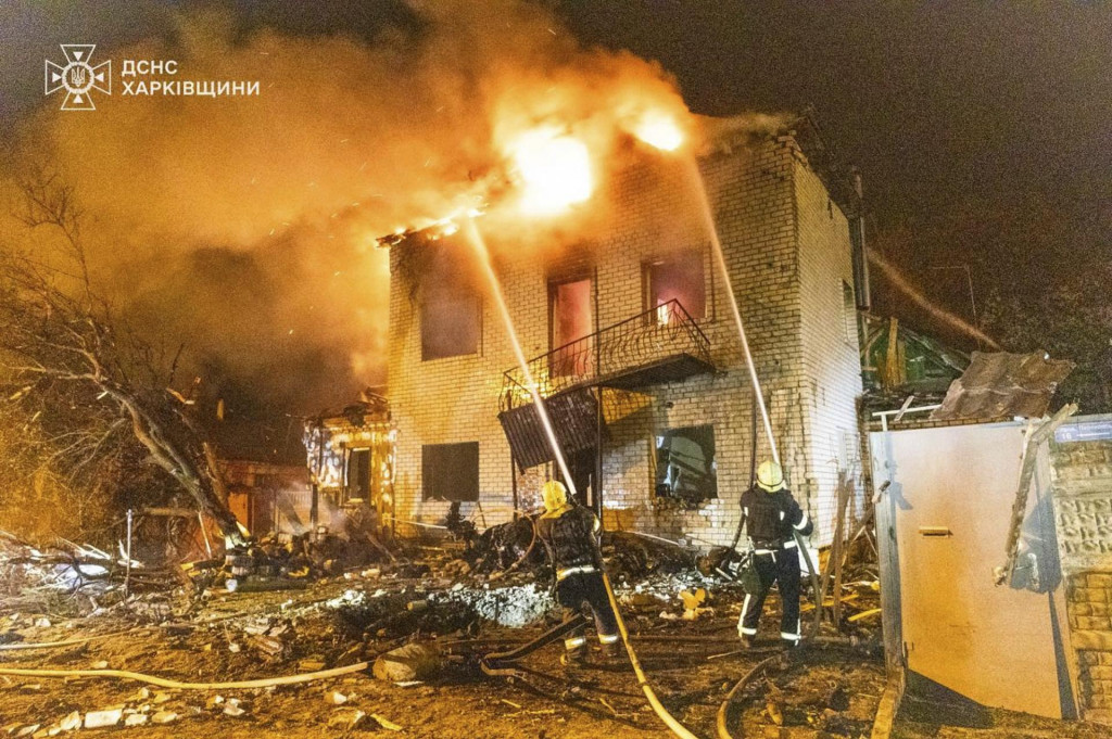 Hasiči sa snažia uhasiť požiar po ruskom dronovom &uacute;toku na ukrajinsk&eacute; mesto Charkov. FOTO: TASR/AP
