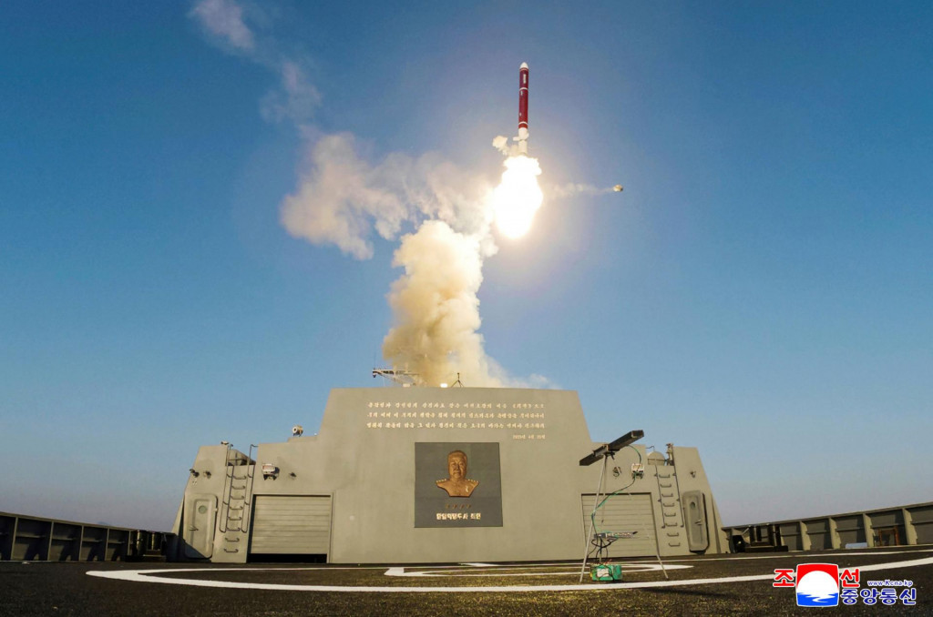 Prv&eacute; sk&uacute;&scaron;obn&eacute; odp&aacute;lenie zbraňov&eacute;ho syst&eacute;mu novej vojnovej lode triedy Čche Hjon, ktor&eacute; uskutočnila Severn&aacute; K&oacute;rea tento t&yacute;ždeň. FOTO: TASR/AP