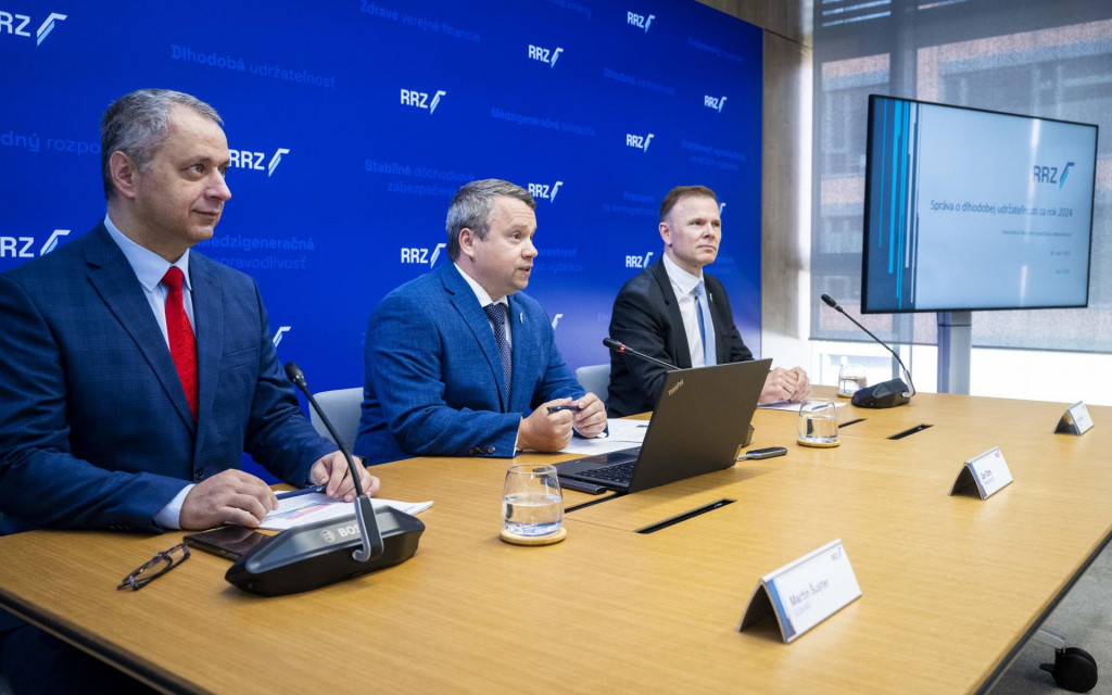 Na snímke zľava člen Rady pre rozpočtovú zodpovednosť Martin Šuster, predseda RRZ Ján Tóth a člen RRZ Juraj Kotian. FOTO: TASR/Jakub Kotian