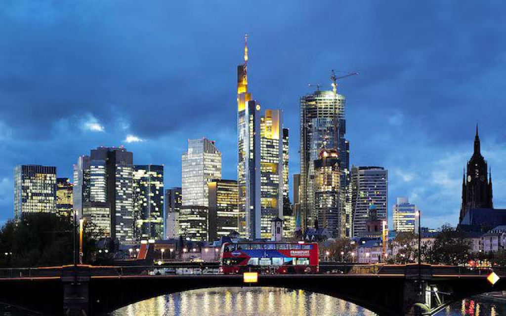 Dvojposchodový autobus prechádza ponad panorámu mesta s dominantnou bankovou štvrťou vo Frankfurte v Nemecku. FOTO: Reuters