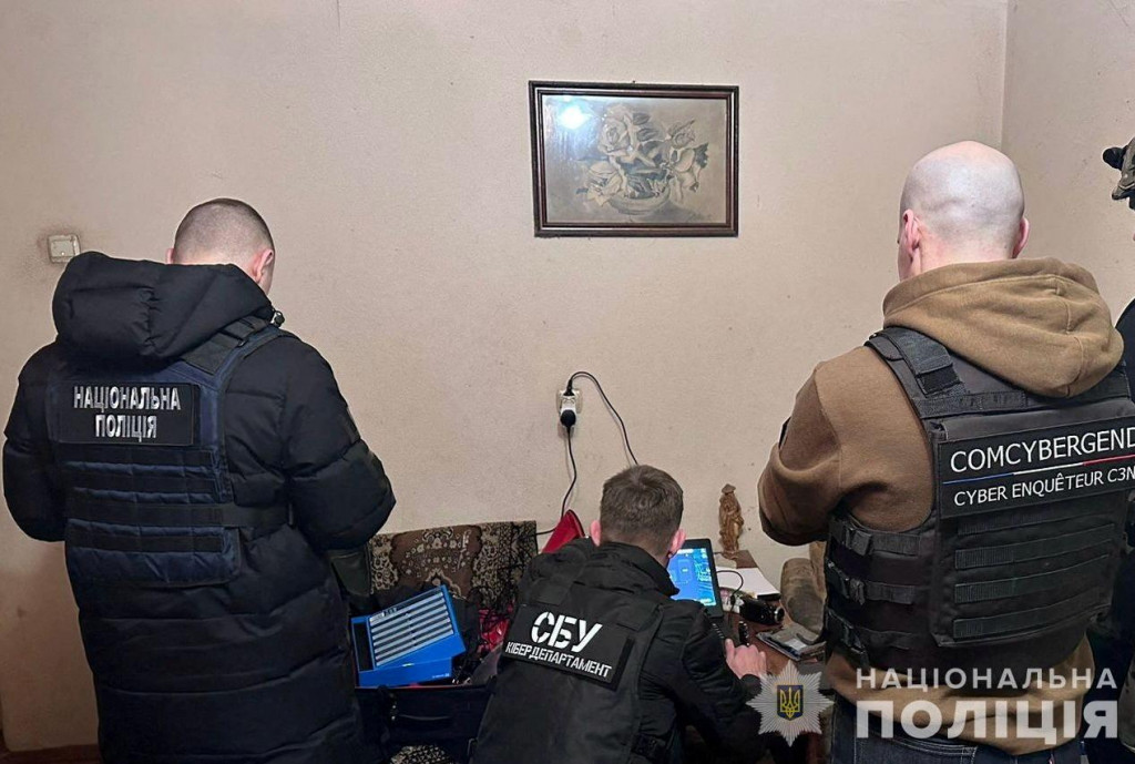 Špecialisti na kybernetickú bezpečnosť z ukrajinskej bezpečnostnej služby pracujú na neznámom mieste na Ukrajine. FOTO: Reuters/Štátna bezpečnostná služba Ukrajiny