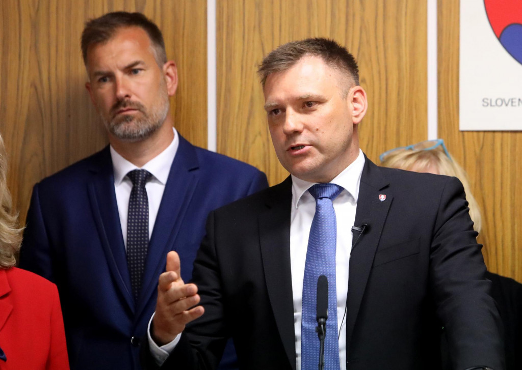 Na snímke podpredseda vlády a minister životného prostredia Tomáš Taraba (nominant SNS) gestikuluje počas tlačovej konferencie po výjazdovom rokovaní vlády v obci Malá Lehota v okrese Žarnovica. FOTO: TASR/Ján Krošlák