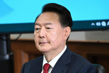 bývalý juhokórejský prezident Jun Sok-jol sedí v pojednávacej miestnosti ústredného okresného súdu v Soule. FOTO: TASR/AP