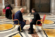 Americký prezident Donald Trump(vľavo) a ukrajinský prezident Volodymr Zelenskyj. FOTO: TASR/AP
