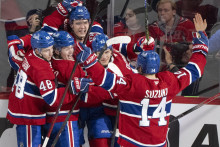 Hráč Montrealu Canadiens Juraj Slafkovský (20) sa raduje z gólu so spoluhráčmi vo štvrtom zápase 1. kola play off zámorskej hokejovej NHL Montreal Canadiens - Washington Capitals v Montreale. FOTO: TASR/AP