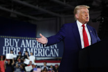 Americký prezident Donald Trump sa po 100 dňoch v úrade nemá veľmi čím chváliť. Jeho obhajcovia však tvrdia, že má plán. FOTO: Reuters/E. Hockstein