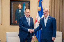 Ruský minister zahraničných vecí Sergej Lavrov si podáva ruku s prezidentom Dominikánskej republiky Luisom Abinaderom. FOTO: Reuters