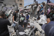 Palestínčania prehľadávajú ruiny domu, ktorý sa stal terčom útoku izraelskej armády, pri ktorom zahynulo najmenej päť členov rodiny, v meste Chán Júnis, na juhu Pásma Gazy. FOTO: TASR/AP