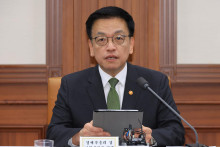 Juhokórejský vicepremiér a minister financií Čchoi Sang-mok. FOTO: TASR/JONHAP