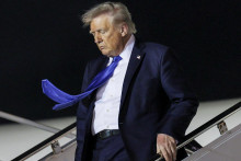 Americký prezident Donald Trump je so sebou spokojný. Menej spokojní sú Američania a americká ekonomika. FOTO: Reuters
