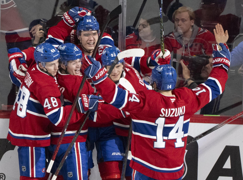 Hráč Montrealu Canadiens Juraj Slafkovský (20) sa raduje z gólu so spoluhráčmi vo štvrtom zápase 1. kola play off zámorskej hokejovej NHL Montreal Canadiens - Washington Capitals v Montreale. FOTO: TASR/AP