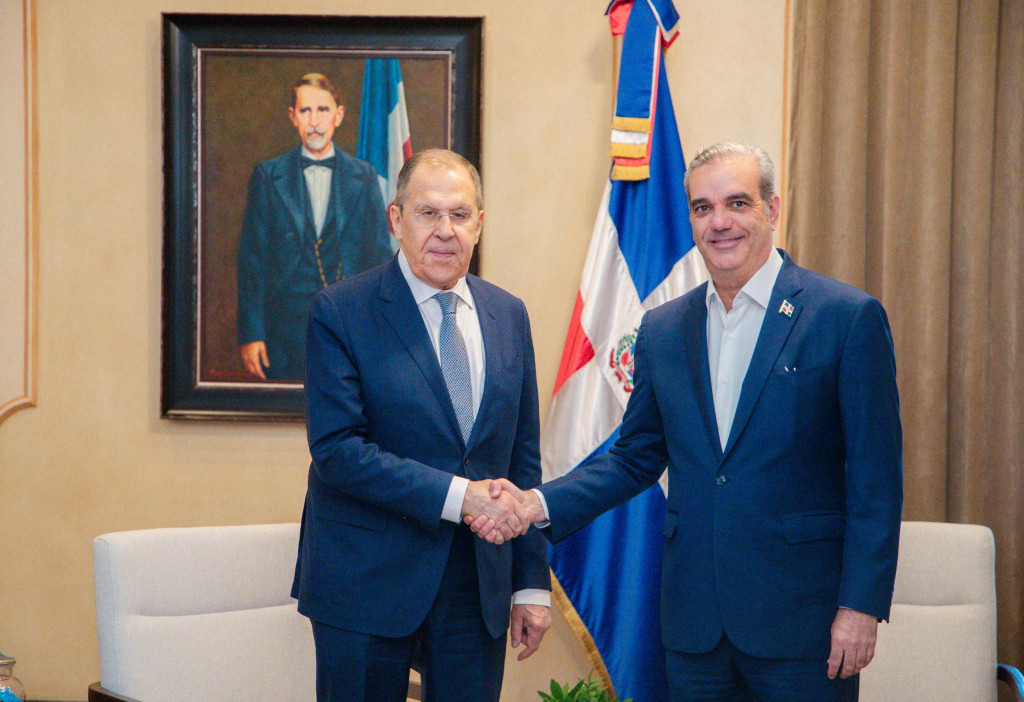 Ruský minister zahraničných vecí Sergej Lavrov si podáva ruku s prezidentom Dominikánskej republiky Luisom Abinaderom. FOTO: Reuters