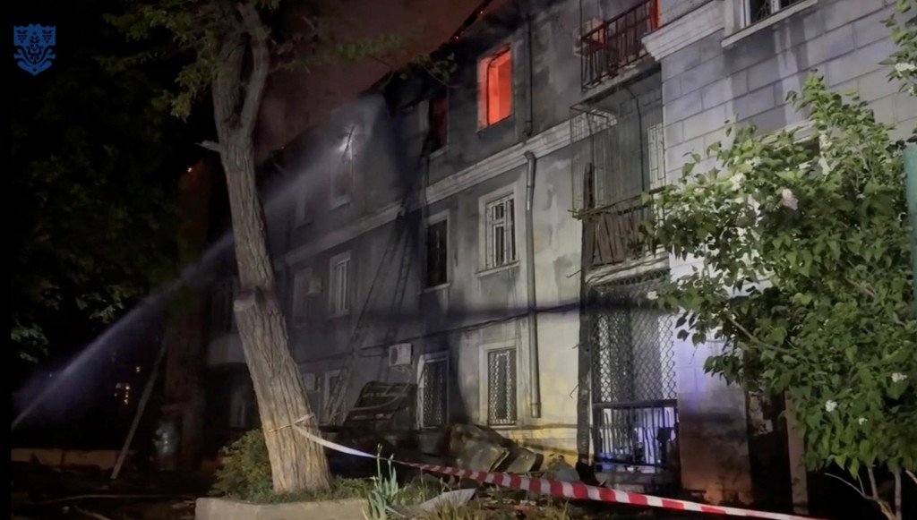 Horiaca budova po ruskom útoku v Odese. FOTO: Reuters