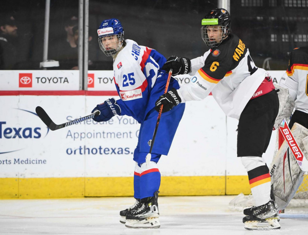 Hoci Chovan bol pod drobnohľadom nemeckej defenzívy, v dvoch prípadoch sa aj tak podieľal na gólovej akcii. FOTO: iihf.com