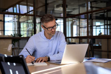 Serióznou témou sa veľmi zľahka začína stávať štvordňový pracovný týždeň aj v Česku. FOTO: Shutterstock
