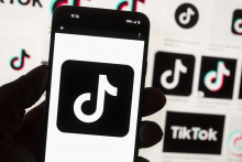 Logo videoplatformy TikTok na mobilnom telefóne. FOTO: TASR/AP