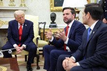 Na snímke zľava americký prezident Donald Trump, americký viceprezident J.D. Vance a minister zahraničných vecí USA Marco Rubio v Oválnej pracovni Bieleho domu vo Washingtone. FOTO: Reuters