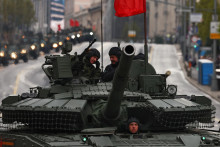 Ruskí vojaci v deň skúšky vojenskej prehliadky pri príležitosti 80. výročia víťazstva nad nacistickým Nemeckom v druhej svetovej vojne. FOTO: Reuters