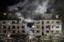 Pohľad na bytový dom zasiahnutý ruským dronom uprostred ruského útoku na Ukrajinu v Záporoží na Ukrajine. FOTO: Reuters