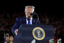 Americký prezident Donald Trump sa od januárového nástupu do funkcie pokúsil zastaviť financovanie niekoľkým médiám. FOTO: Reuters