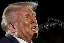 Trump v prvomájovom prejave na alabamskej univerzite kritizoval súdy, ktoré podľa neho len zbytočne komplikujú deportácie „zločincov“, ako paušálne nazýva nelegálnych migrantov. FOTO: Reuters