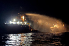 Remorkér hasí požiar na plavidle organizácie  The Freedom Flotilla Coalition pri maltských teritoriálnych vodách. FOTO: Reuters/Vláda Malty